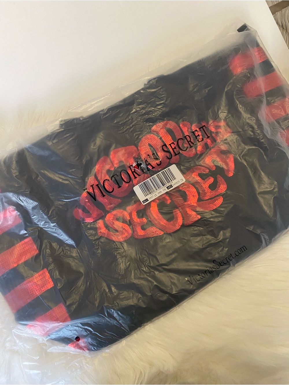 Victorias Secret- Red Sequin Lips Tore